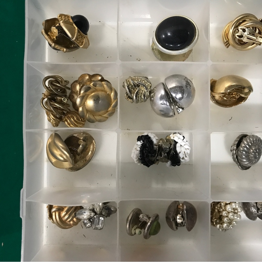 Lot of 24 vintage clip on earrings - Picture 5 of 5